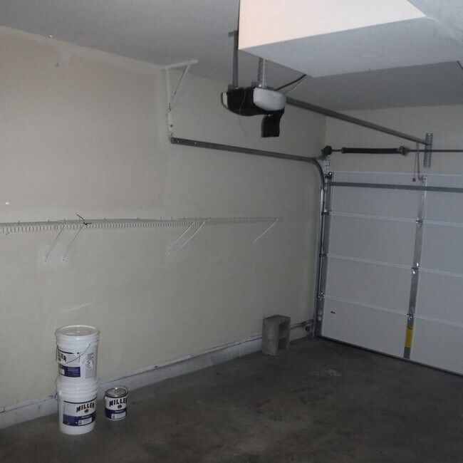 Building Photo - 3 Bed/2.5 Bath Townhouse with Garage - NE Bend