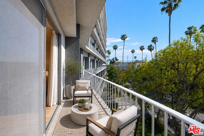 Building Photo - 100 S Doheny Dr