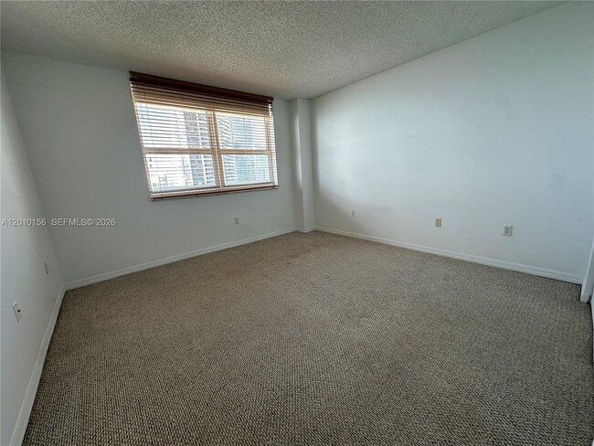 Building Photo - 1155 Brickell Bay Dr