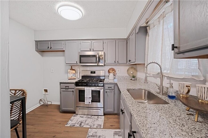 Building Photo - 1528 Carriage Ln