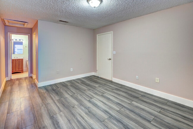 Building Photo - 858 Crystal Lake Dr