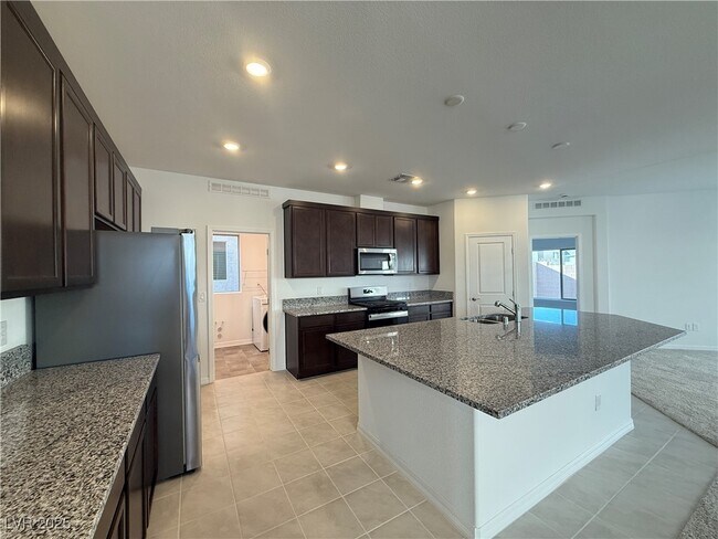 Building Photo - 7516 Castlegreen Ave