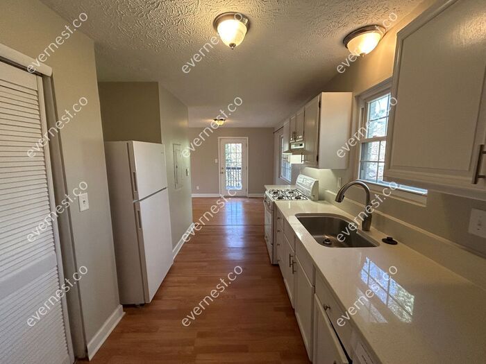 Building Photo - 2771 Skyland Dr NE