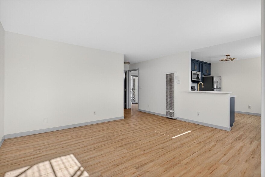 Building Photo - 921 Alamitos Ave