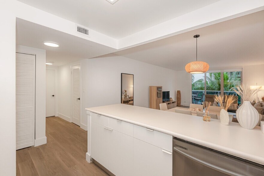 Building Photo - 2301 Collins Ave