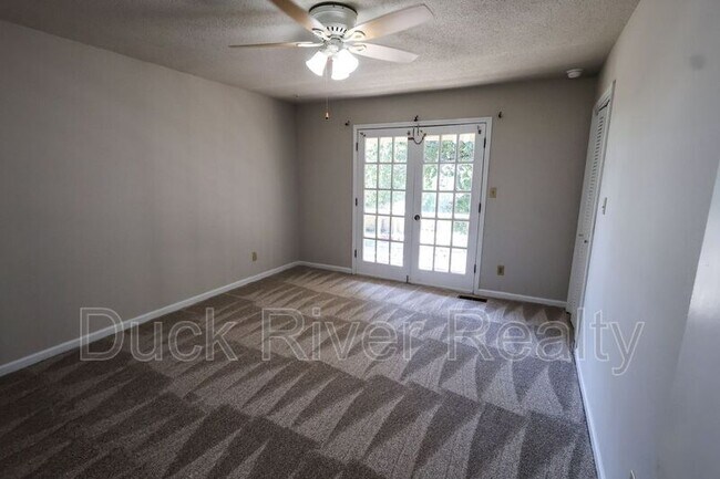 Building Photo - 2213 Country Club Ln