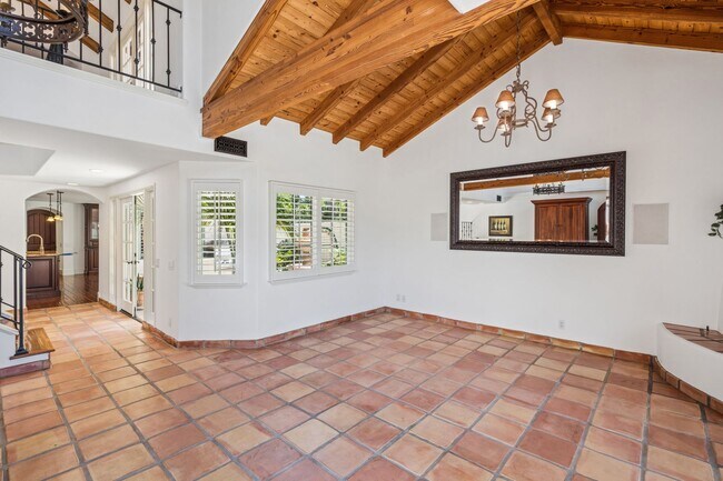 Building Photo - Charming 3BD Home in Coveted Newport Heights