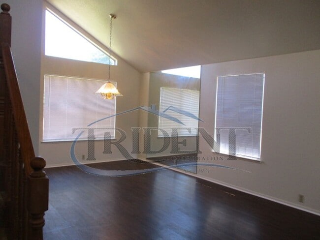 Building Photo - Large 4 bedroom, 3 bath house located on a large lot