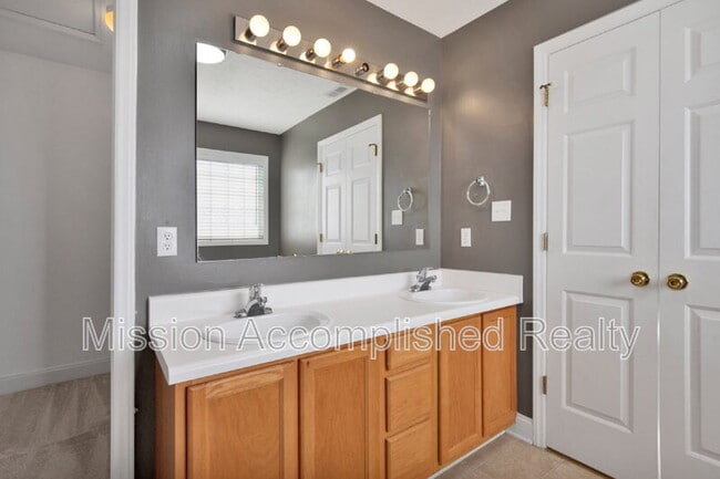 Building Photo - 304 Hawthorn Dr