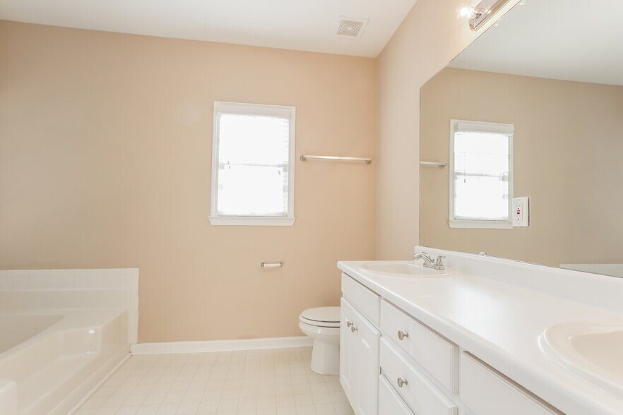 Building Photo - 605 Oxford Crest Ct NW