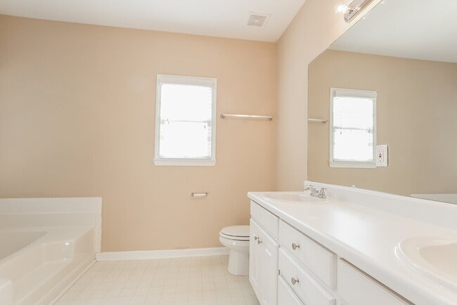 Building Photo - 605 Oxford Crest Ct NW