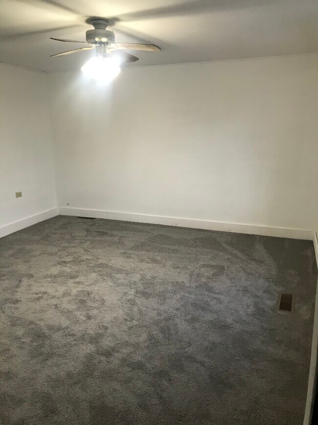 Building Photo - 408 W 9th St