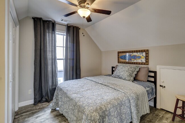 Building Photo - One Bedroom Apartment Available in Downtow...