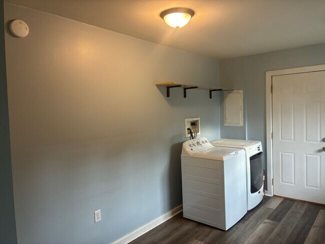 Building Photo - 5293 W Mobile Trail