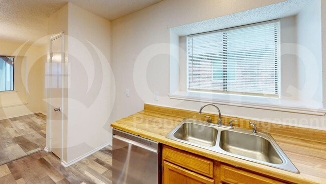 Building Photo - 2438 Kimberly Dr