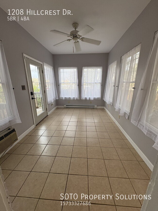 Building Photo - 1208 Hillcrest Dr