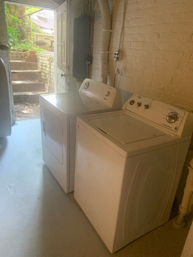 Building Photo - Renovated 3 Bedroom Townhouse! Off Street parking and Washer/Dryer!!