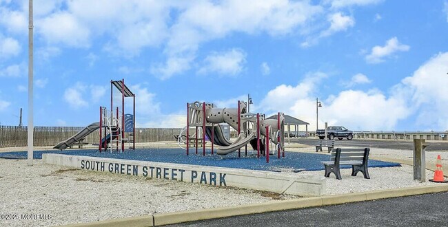 Building Photo - 1022 S Green St