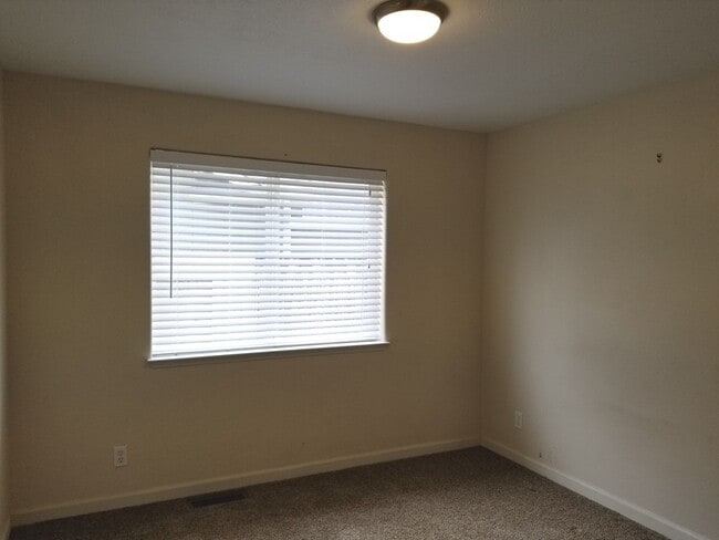 Building Photo - 4 Bedroom Home in Chichester Estates HOA
