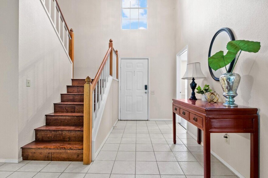 Building Photo - Stylish Fort Worth Home Near Chisholm Trail!