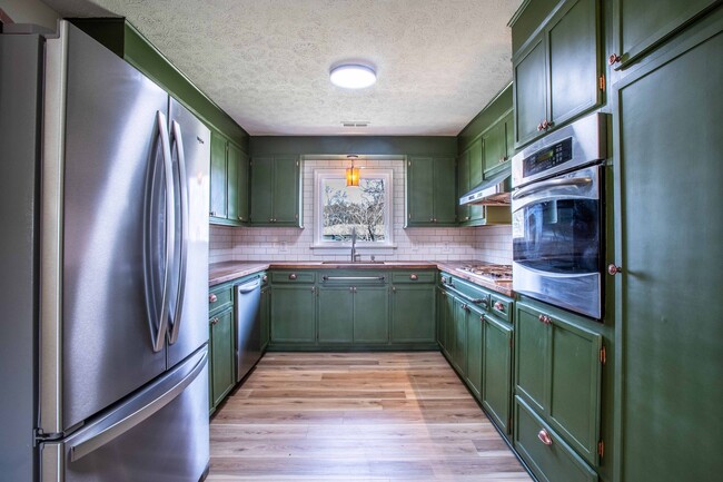 Building Photo - Close to Hike/Bike Path