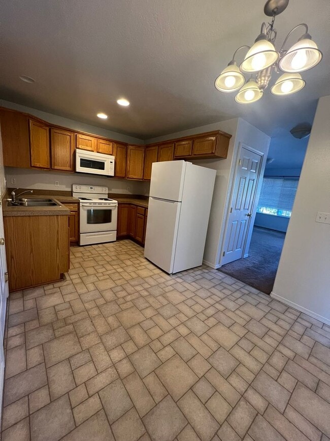 Building Photo - 2 Bedroom, 1.5 Bathroom - Upstairs/Downsta...