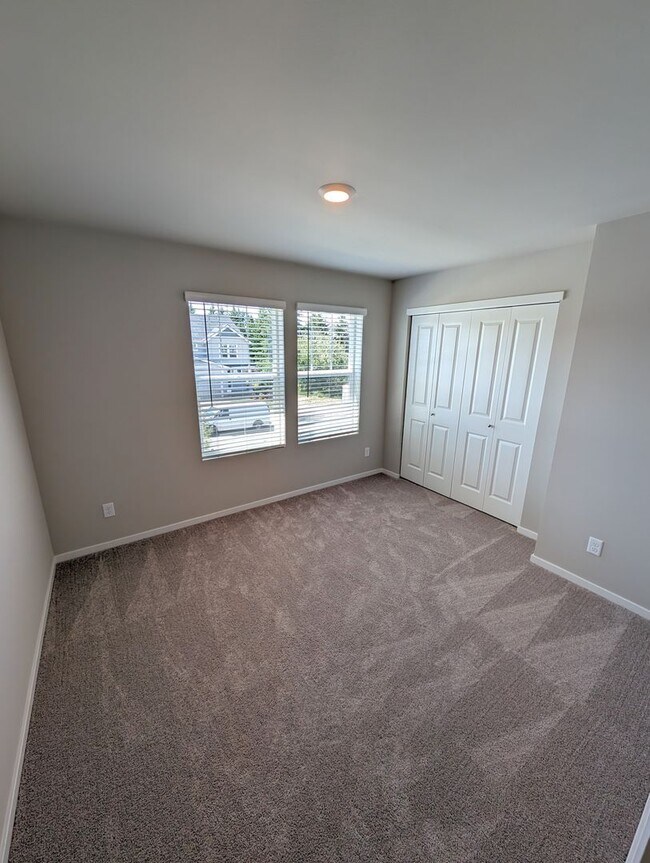 Building Photo - Newer 4 Bedroom in Stetson Heights. MOVE I...