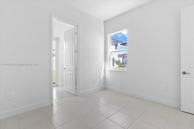 Building Photo - 12237 Green Oak Dr