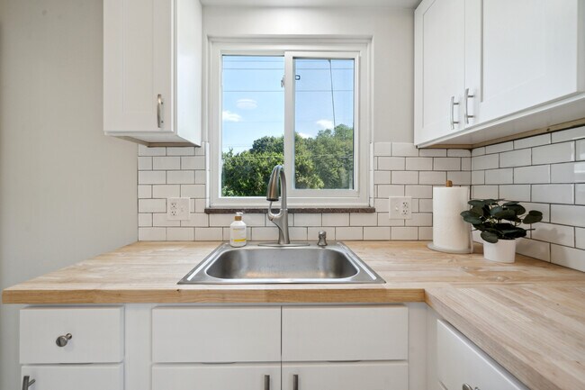 Building Photo - 36640 Angeline Cir