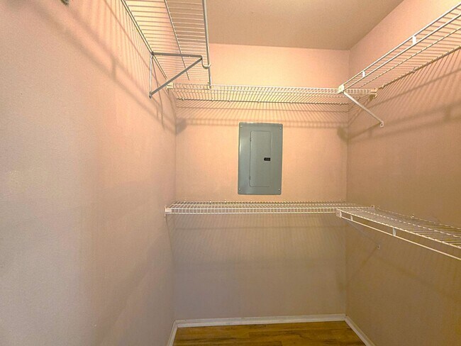 Building Photo - Get ready to fall in love with comfortable, carefree living at Courtyard Condominiums in Tyler, TX!