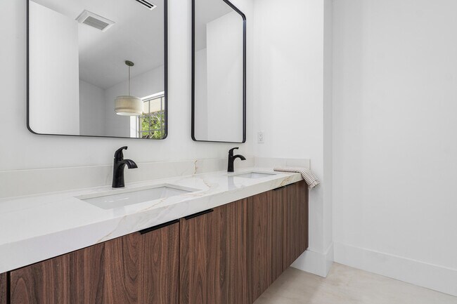 Building Photo - 2330 Lake Ave