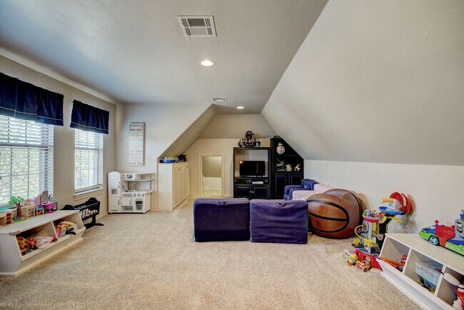 Building Photo - Luxury 5 Bedroom Home in Fairfax Estates + Safe Room + Memorial High + Easy Access to I-35