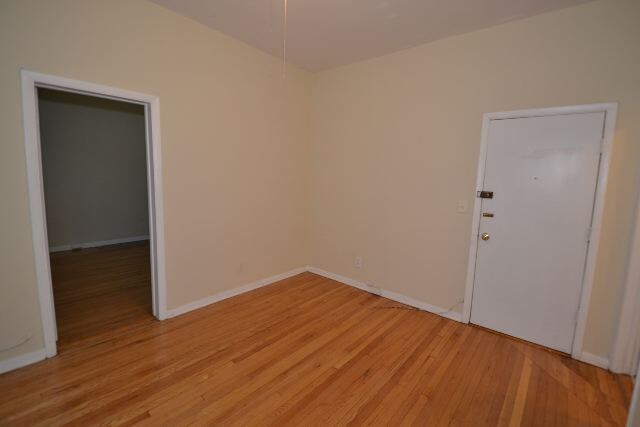Building Photo - 917 W Waveland Ave