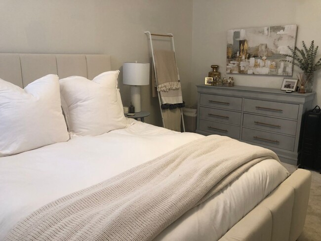 Building Photo - Amazing 1 bed 1 bath with off street parking.