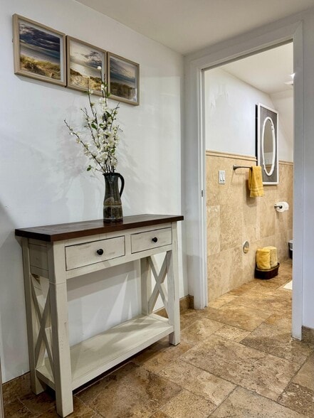 Building Photo - 2542 Monroe St