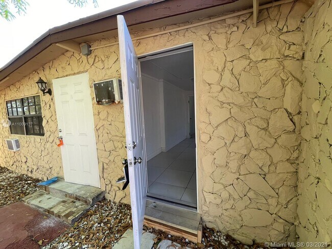 Building Photo - 633 NW 15th Ave