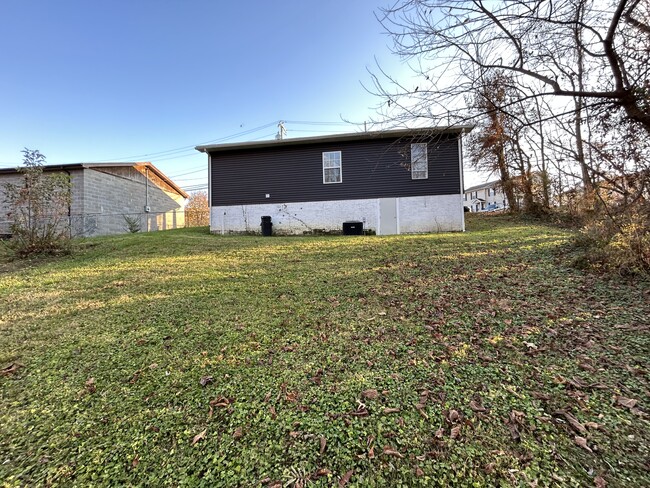 Nice sized back yard - 612 W Gordon St