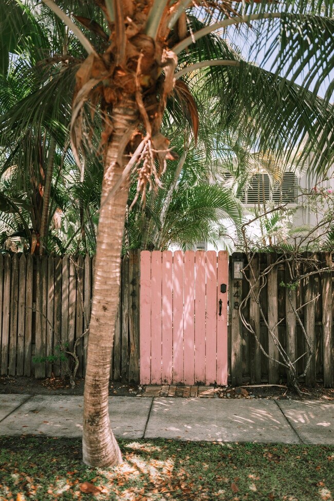 Building Photo - 446 27th St