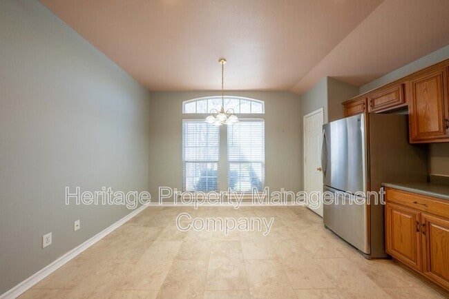 Building Photo - 1435 Bluff Forest