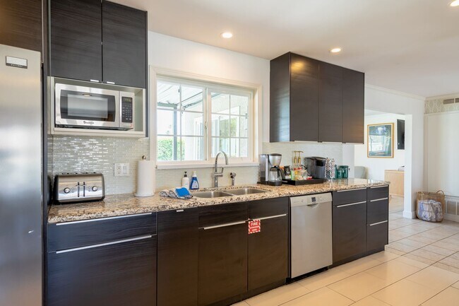 Building Photo - Family-Friendly Oasis in North Palm Springs