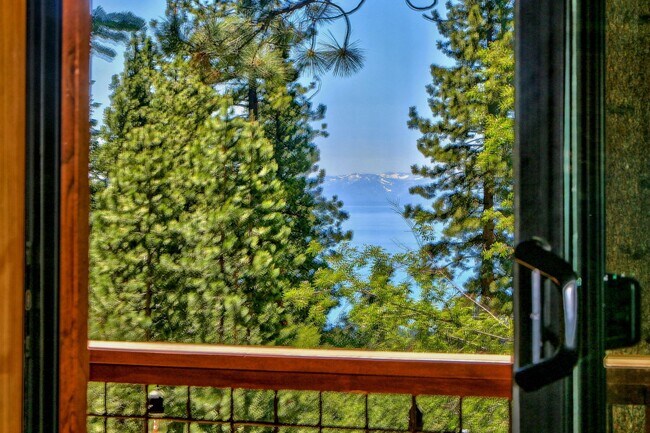 Building Photo - Gorgeous Lakeview! Pet Friendly w a Garage & AC!