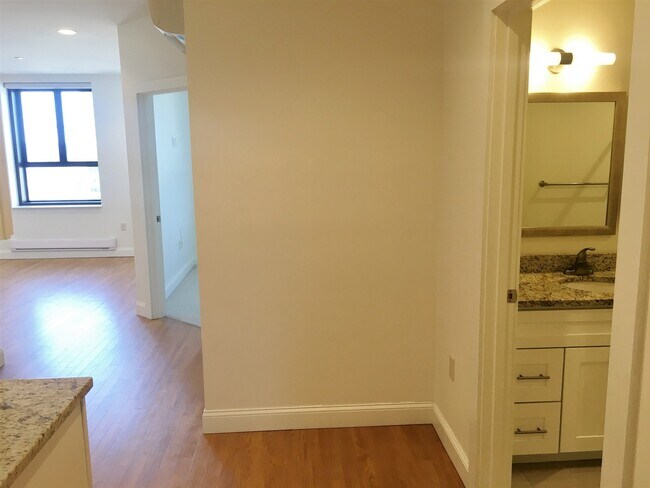 Building Photo - 875 Elm St