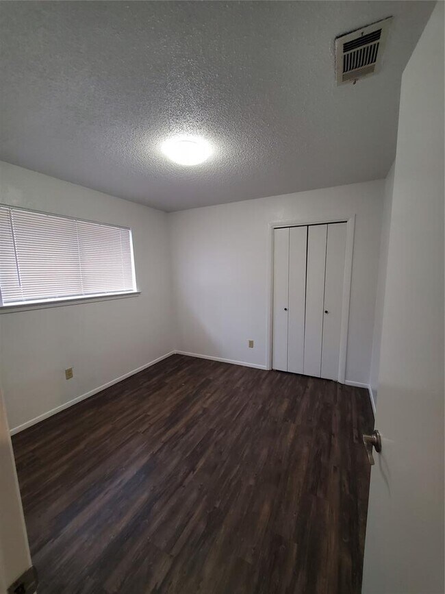 Building Photo - 907 Fairway Green Cove