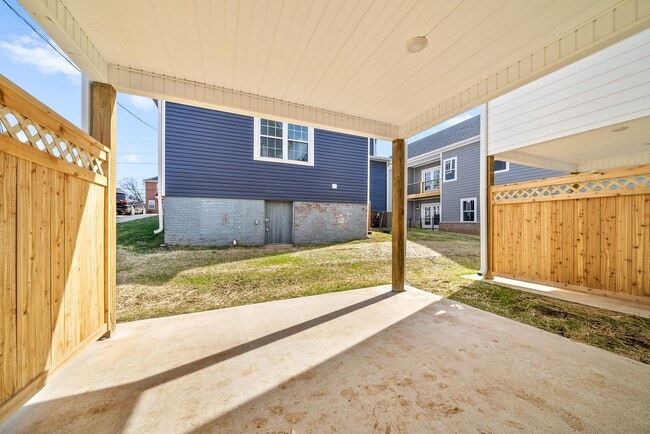 Building Photo - 2 Bedroom Townhome For Rent in Historic Downtown Clarksville!