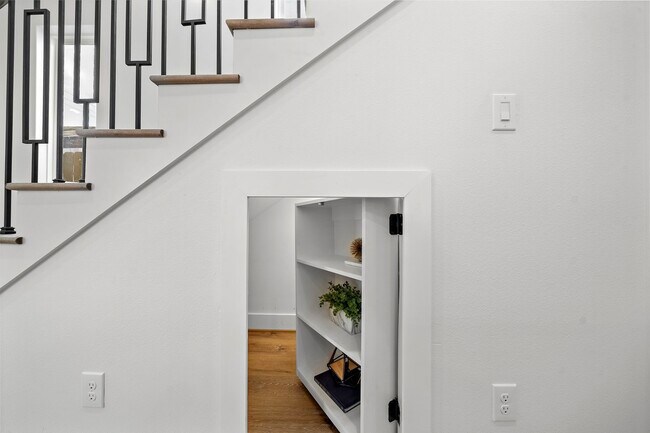 Building Photo - 406 E 33rd St