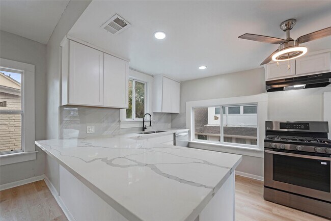 Building Photo - 615 Pacific St