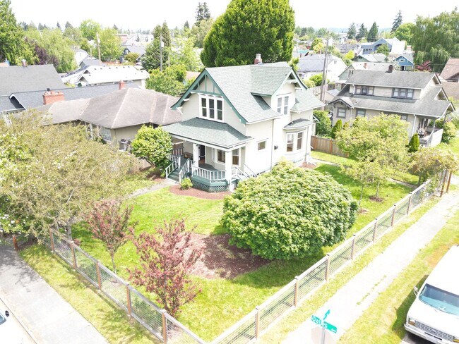 Building Photo - 1631 Oakes Ave