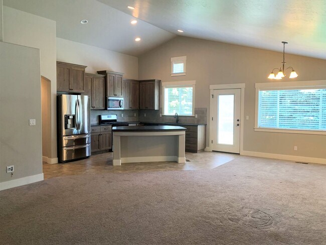 Building Photo - Beautiful 3 bed 2 bath home in the Eaglefi...