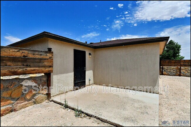 Building Photo - 916 Villa Seca Dr