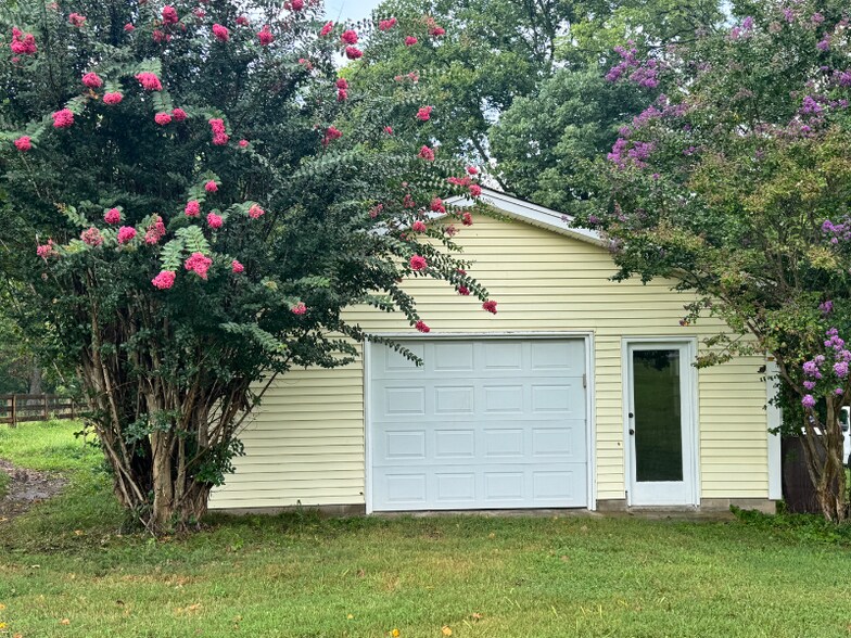 Building Photo - 432 Menees Ln